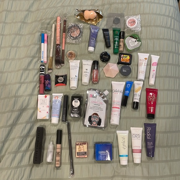 Lot of 20 Ipsy GlamBag Makeup bags and samples included - Picture 2 of 3